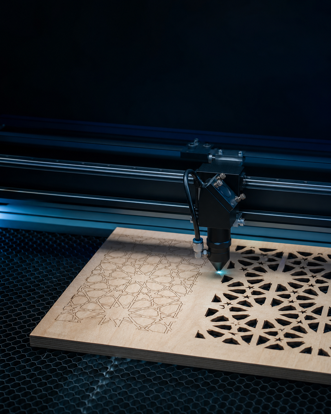 Máquina láser CO2 cortando y grabando una plancha de madera